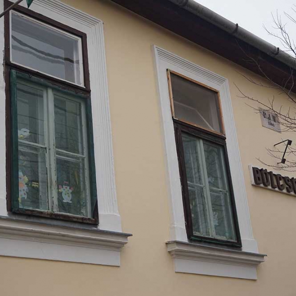 Manóvár 2